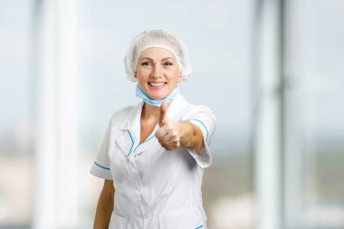 kadın cerrah başparmak gösterilmesini.