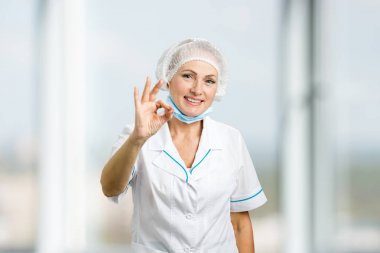 Kadın cerrah el Tamam gülümseyen.