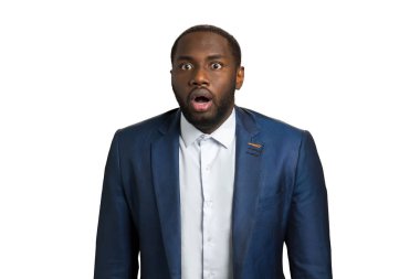 Şaşkınlık ile siyah adam.