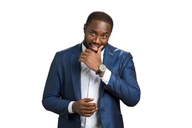 Beyaz arka planda siyah akıllı iş adamı.