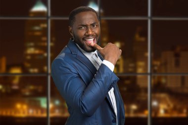 İşadamı akşam arka plan üzerinde gülümseyen.