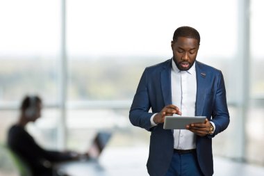 Tablet ile Ofis Yöneticisi.