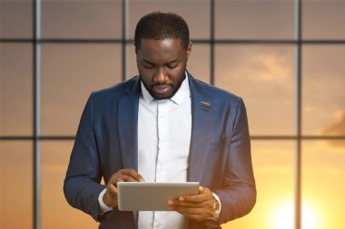 Güneş ışığı arka plan üzerinde başarılı iş adamı.