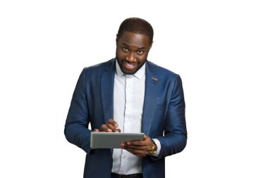 Dijital tablet ile mutlu girişimci.