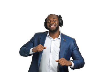 Kulaklıklar ile ifade afro Amerikan Yöneticisi.