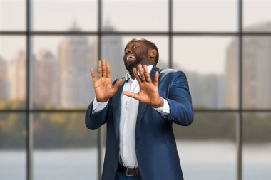 İş adamı ellerini öne.