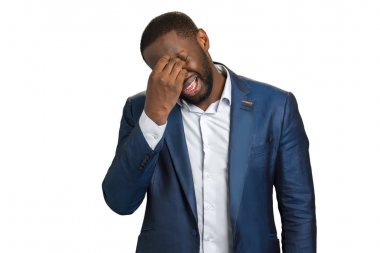 Depresif derinden ağlayan işadamı.