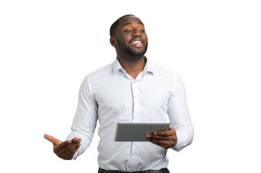 Gesticulating işadamı dijital tablet ile.