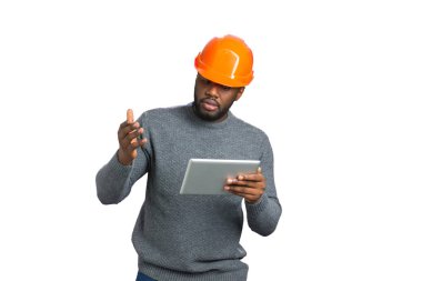 Genç erkek mühendis tablet ile gesticulating.