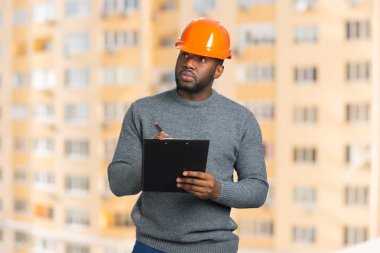 Pano üzerinde inşaat danışman yazar.