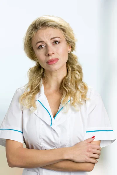 Poważne młoda pielęgniarka skrzyżowane ramiona, portret. — Zdjęcie stockowe