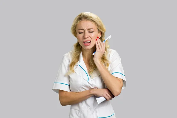 Giovane bella infermiera con mal di denti . — Foto Stock