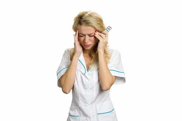Δυστυχισμένη γυναίκα γιατρό έχοντας πονοκέφαλος. — Φωτογραφία Αρχείου