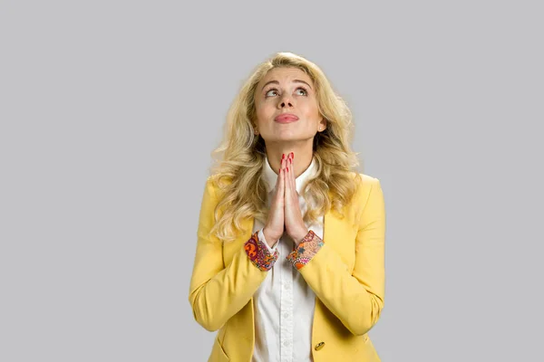 Junge blonde Geschäftsfrau betet. — Stockfoto