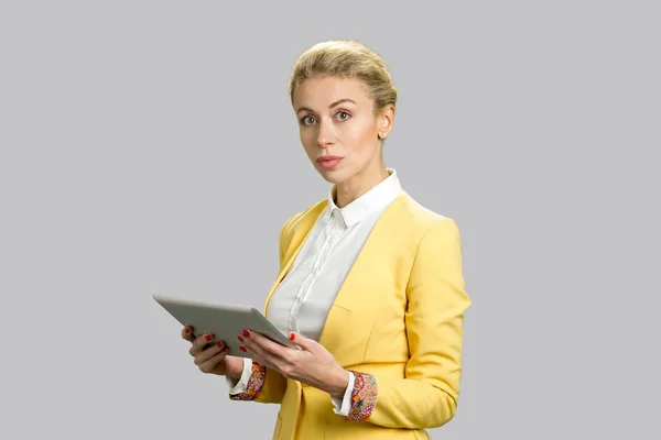 Confident business lady with pc tablet. — Stock Photo, Image