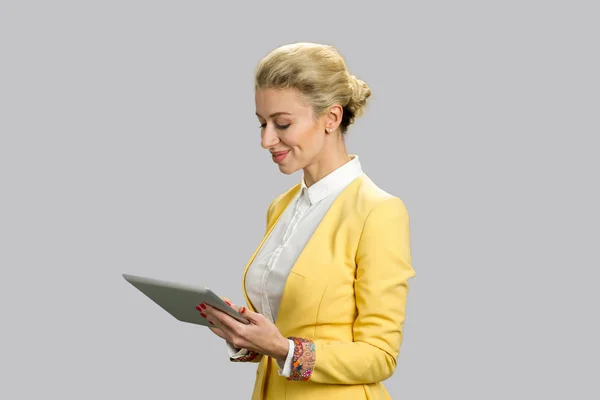 Business lady with tablet, side profile. — Stock Photo, Image