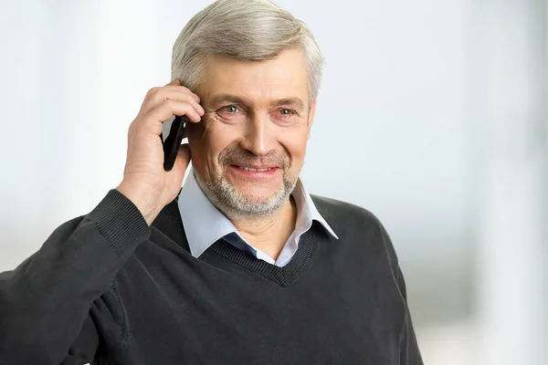 Sorrindo homem maduro com telefone . — Fotografia de Stock