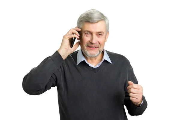 Koncentruje się starszy człowiek z telefonu. — Zdjęcie stockowe