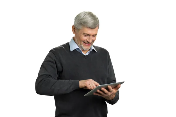 Hombre maduro usando la tableta del ordenador . — Foto de Stock
