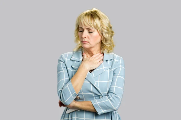 Mujer madura sintiendo dolor en la garganta . — Foto de Stock