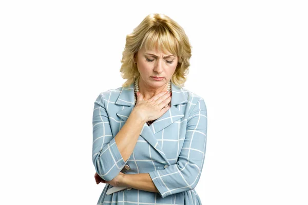 Mujer madura sintiendo dolor de garganta . — Foto de Stock