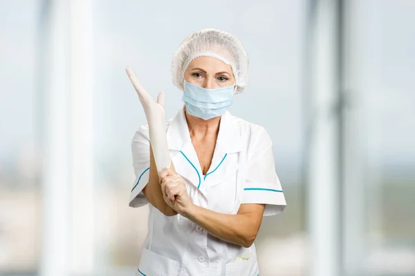 Chirurgo donna che indossa un guanto . — Foto Stock