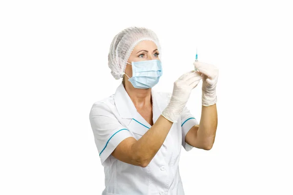 Enfermeira com máscara protetora segurando injeção . — Fotografia de Stock