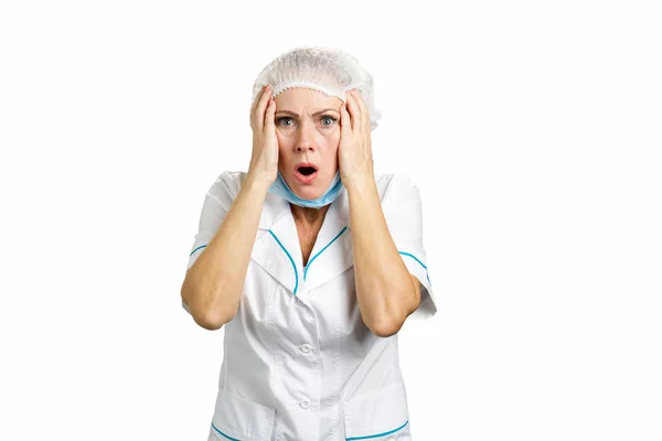Attraente medico femminile sembra scioccato . — Foto Stock