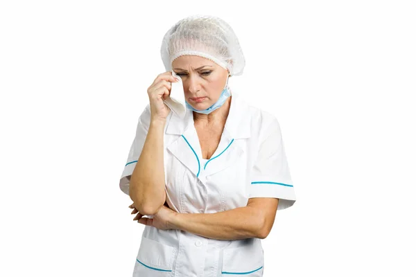 Sconvolto medico femminile, sfondo bianco . — Foto Stock