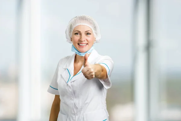 Cirujano femenino mostrando el pulgar hacia arriba . —  Fotos de Stock