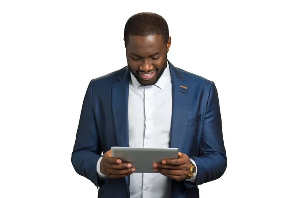 Trabalhador de escritório afro-americano com tablet de computador . — Fotografia de Stock