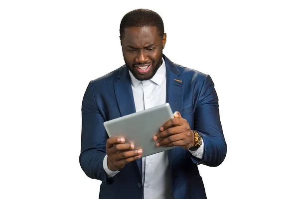 Zwarte zakenman verbaasd kijken naar computer tablet. — Stockfoto