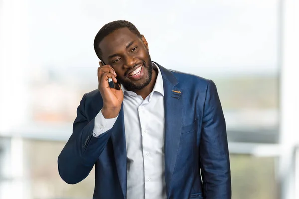 Opgewonden zakenman spreken op mobiele telefoon. — Stockfoto
