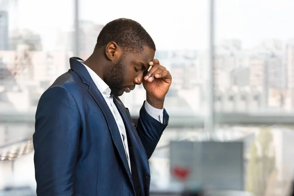 Knappe jonge man zijn hoofd aan te raken. — Stockfoto