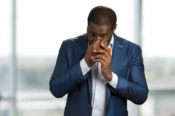 Huilende zakenman veegde zijn tranen. — Stockfoto