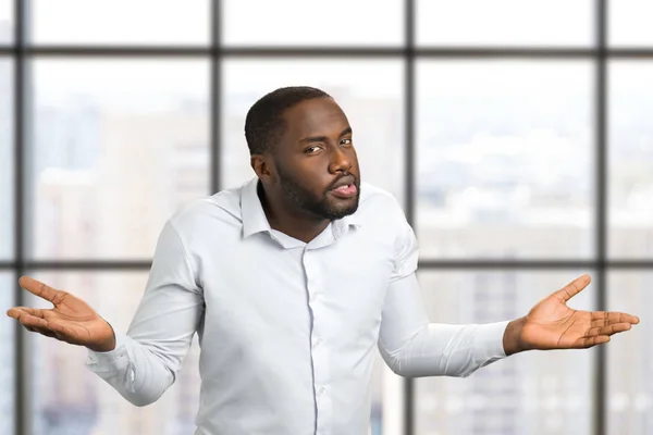 Hombre negro con las manos en diferentes lados . — Foto de Stock