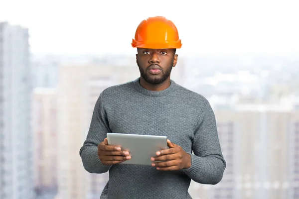 Man in safety helmet and computer tablet. — Stock Photo, Image