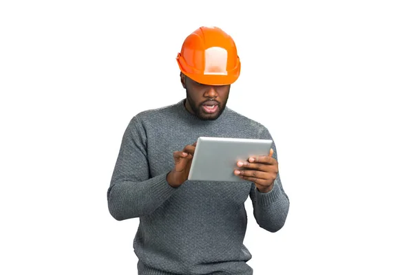 Man in helmet working on tablet. — Stock Photo, Image