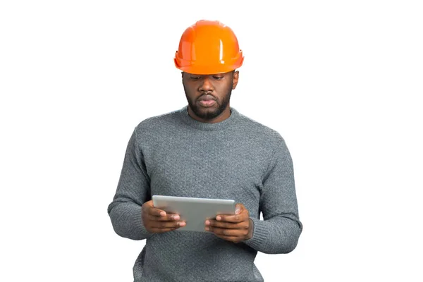 Mannelijke ingenieur computer tablet kijken. — Stockfoto