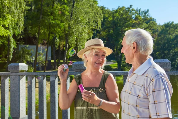 Oud koppel met bubble blower. — Stockfoto