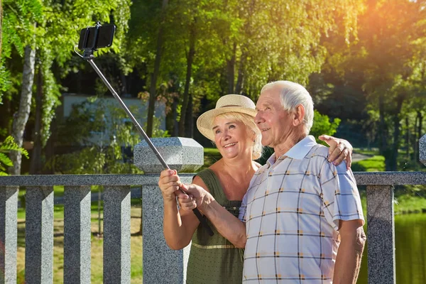 Gelukkig oud paar nemen selfie. — Stockfoto