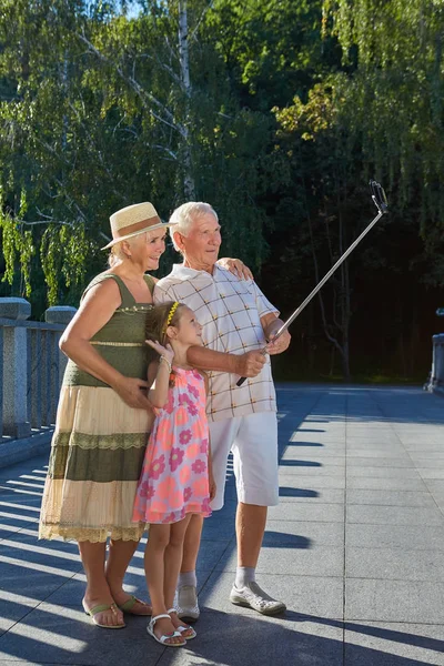 Grootouders met kleindochter selfie te nemen. — Stockfoto