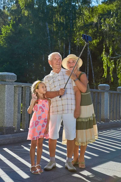 Счастливые бабушка с дедушкой и внуком, селфи . — стоковое фото