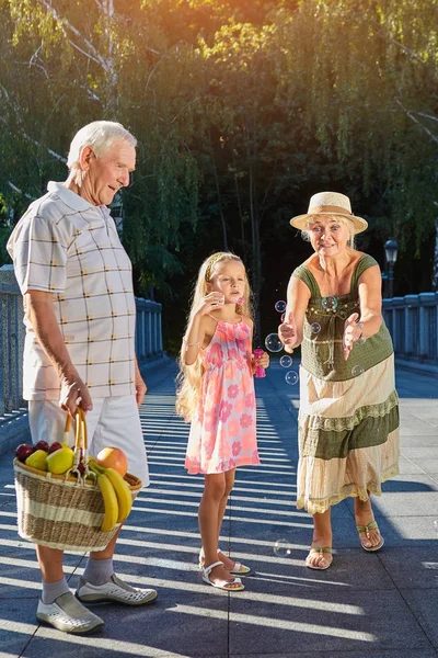 Девушка с бабушкой и дедушкой, пузырчатый вентилятор . — стоковое фото