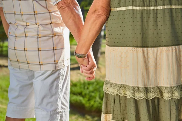 Manos de pareja mayor . —  Fotos de Stock