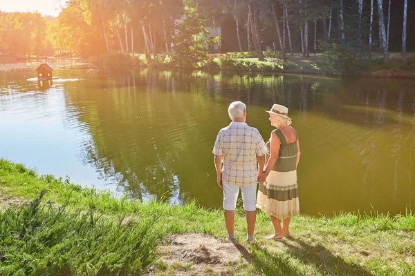 Altes Ehepaar steht am Wasser. — Stockfoto