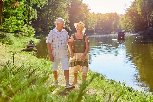 Seniorenpaar, Sommer. — Stockfoto