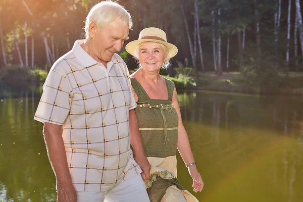 Leende äldre kvinna och man. — Stockfoto