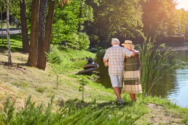 Seniorenpaar im Freien, Rückansicht. — Stockfoto