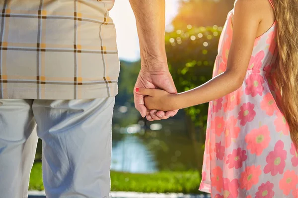 Chica con el abuelo cogido de la mano . — Foto de Stock